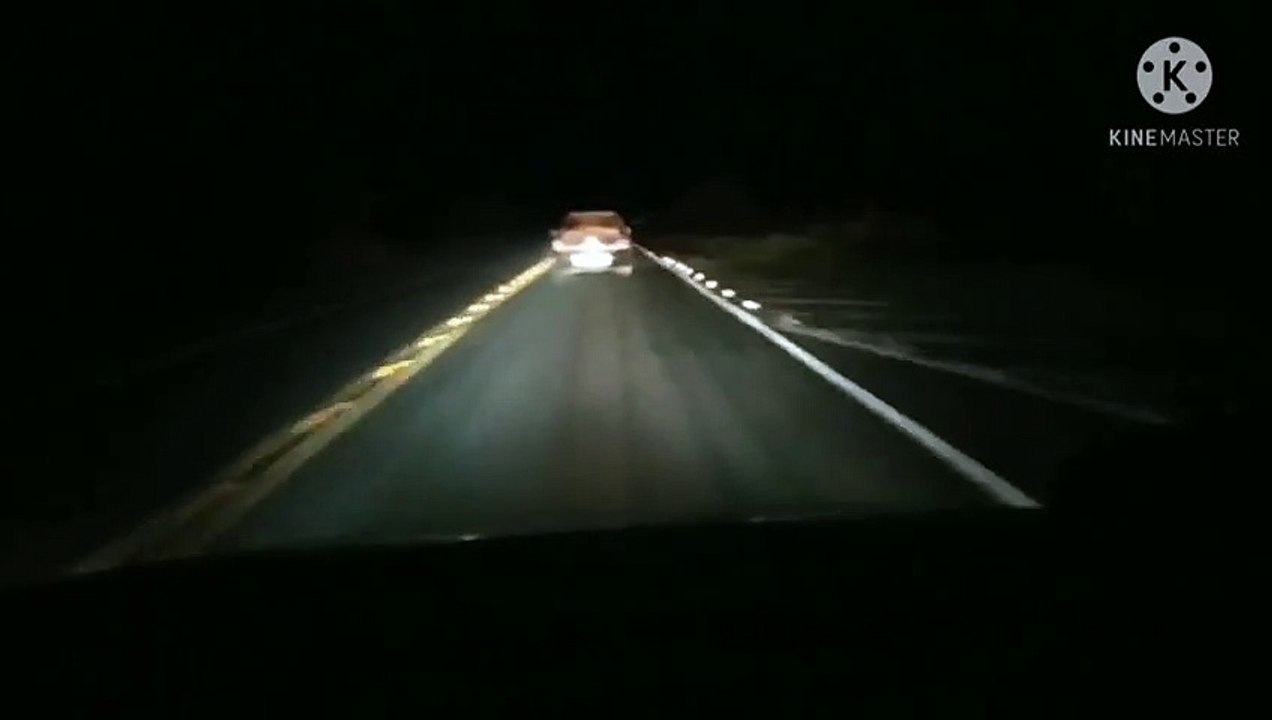 Policiais federais apreendem carga de cigarros contrabandeados em ação registrada em vídeo.