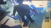 Banka şubesinde dehşet saçan bıçaklı saldırganın güvenlik kamerası görüntüleri ortaya çıktı