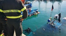 Crotone - Recuperata barca affondata nel porto vecchio (27.04.21)