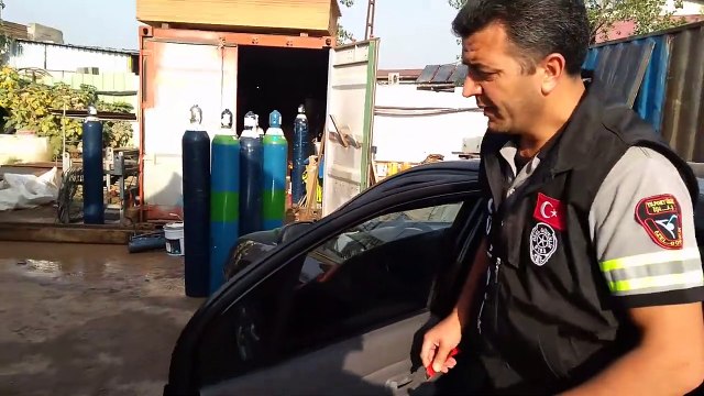 Fırsatçılara gün doğmuştu… Cam filmi 2 dakikada nasıl sökülür… İşte cevabı