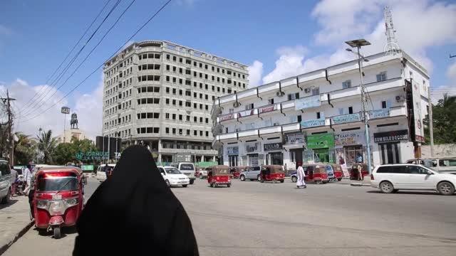 Siviller, yanlarına aldıkları eşyalarla güvenli bölgelere göç etmeye başladı