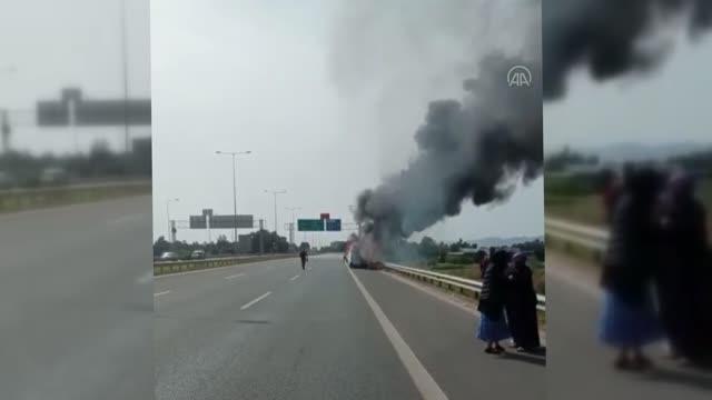 Seyir halindeyken alev alan minibüs kullanılamaz hale geldi
