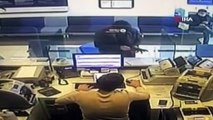 Banka şubesine giren bıçaklı saldırganın etkisiz hale getirdiği anlar kamerada