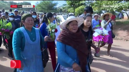 Entre lágrimas y pedidos de justicia dan el último adiós a Erika en Los Negros