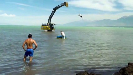 Faire de la balançoire propulsée par une pelleteuse : dangereux