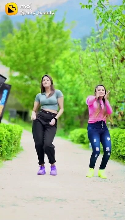Two girls dancing viral video