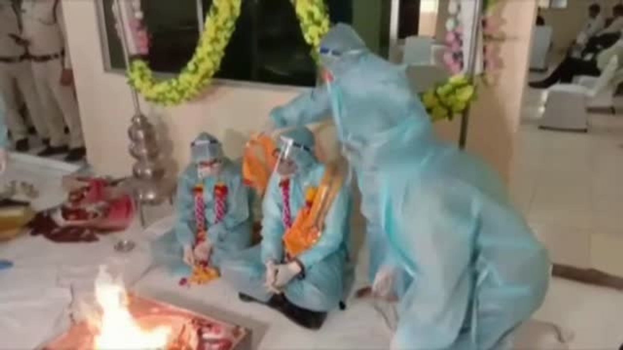 Un contagiado de covid se casa con su novia en India cambiando el traje de novios por equipo de protección completo
