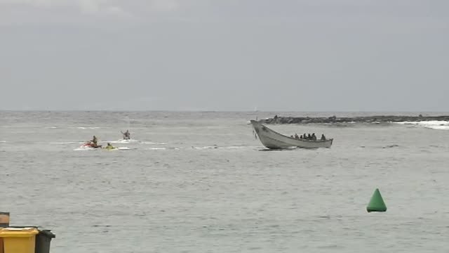 Rescatados más de 40 migrantes de una patera a la deriva en Tenerife