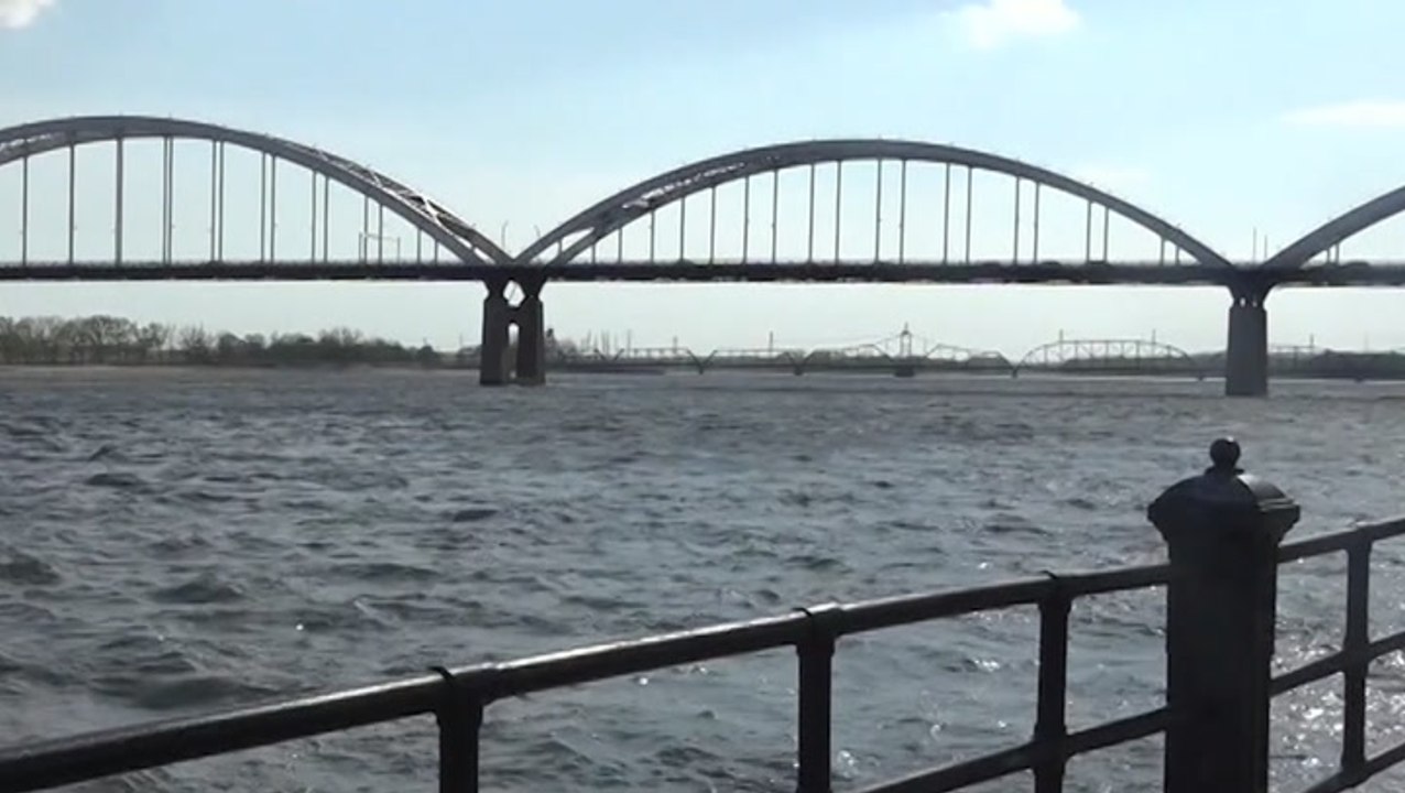 Largest town without a flood wall along Mississippi River