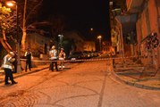 Beşiktaş'ta metruk binadan düşen molozlar paniğe neden oldu