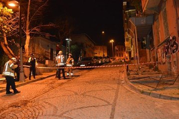 Beşiktaş'ta metruk binadan düşen molozlar paniğe neden oldu