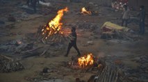 Hindistan’da koronadan ölenler toplu olarak boş arazilerde yakılmaya devam ediyor