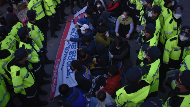 성주 사드 기지에 공사 장비 반입...주민·경찰 충돌 / YTN