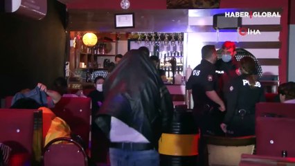 Eğlence mekanı baskınında yakalandı, kamerayı görünce poz verdi