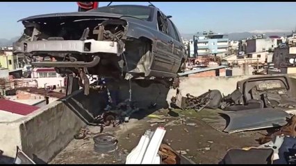 Çaldıkları araçları apartmanın çatı katında parçalamışlar