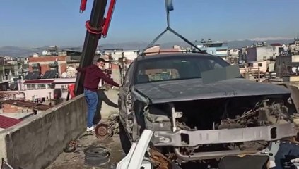 Çaldıkları aracı vinçle çatıya çıkarıp parçalamışlar