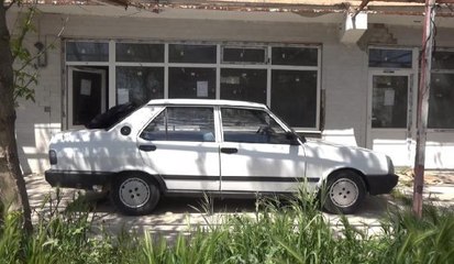 SİLİVRİ'DE ÇÖKME İHTİMALİ OLAN BİNANIN YIKIMINA OTOMOBİLİYLE ENGEL OLMAYA ÇALIŞTI