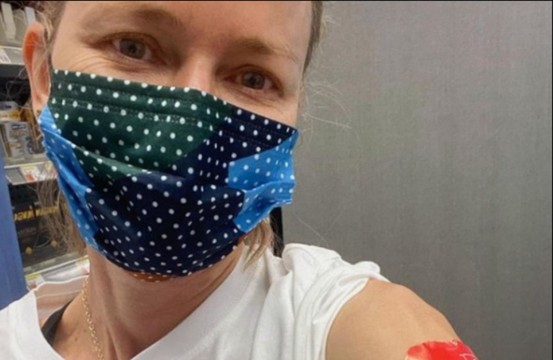 Naomi Watts receives second dose of COVID-19 vaccine