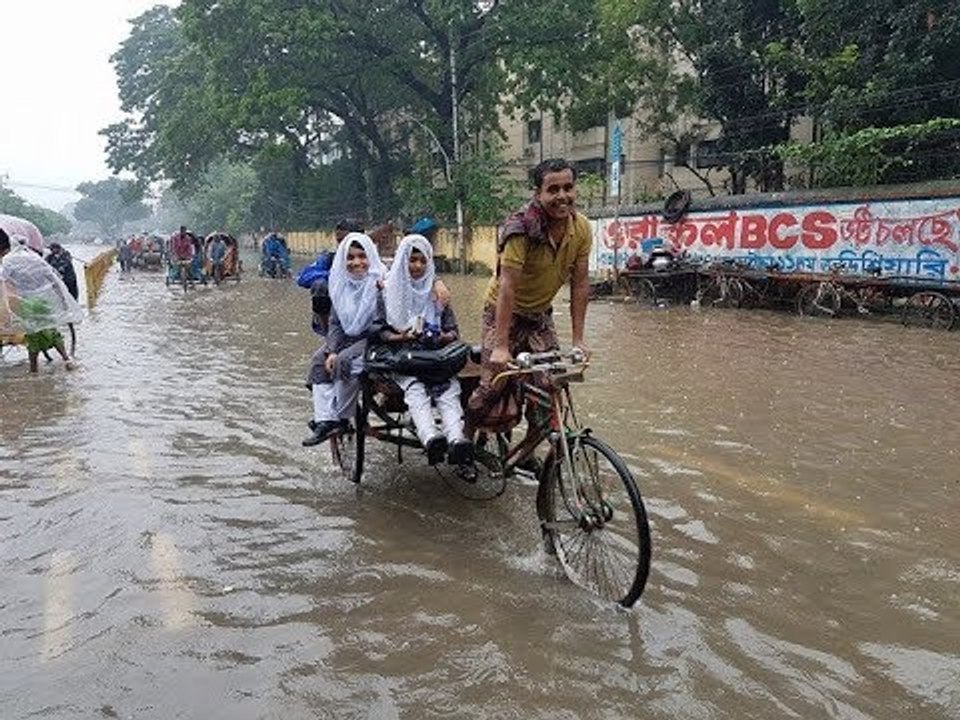 ফডো তুইল্ল্যা লাভ নাই, লাইভে যান মামা | নিউমার্কেটের সামনে জলাবদ্ধতা ও মানুষের ভোগান্তি