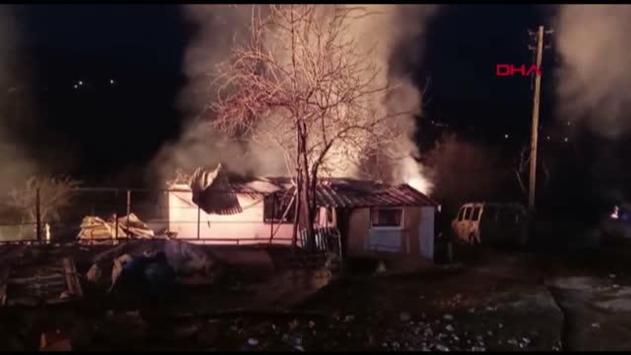 Son Dakika | YENİDEN-Kastamonu'da 3 köy evi ile 1 otomobil yandı; 2 ölü, 1 yaralı - Pınarbaşı Belediye Başkanı Şenol Yaşar'ın açıklaması ve aktüel görüntüler