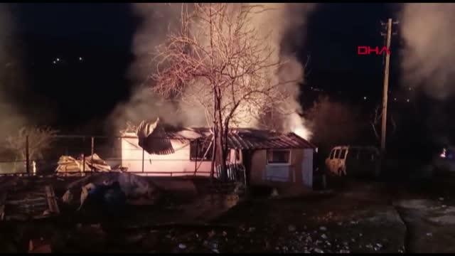 Son Dakika | YENİDEN-Kastamonu'da 3 köy evi ile 1 otomobil yandı; 2 ölü, 1 yaralı - Pınarbaşı Belediye Başkanı Şenol Yaşar'ın açıklaması ve aktüel görüntüler