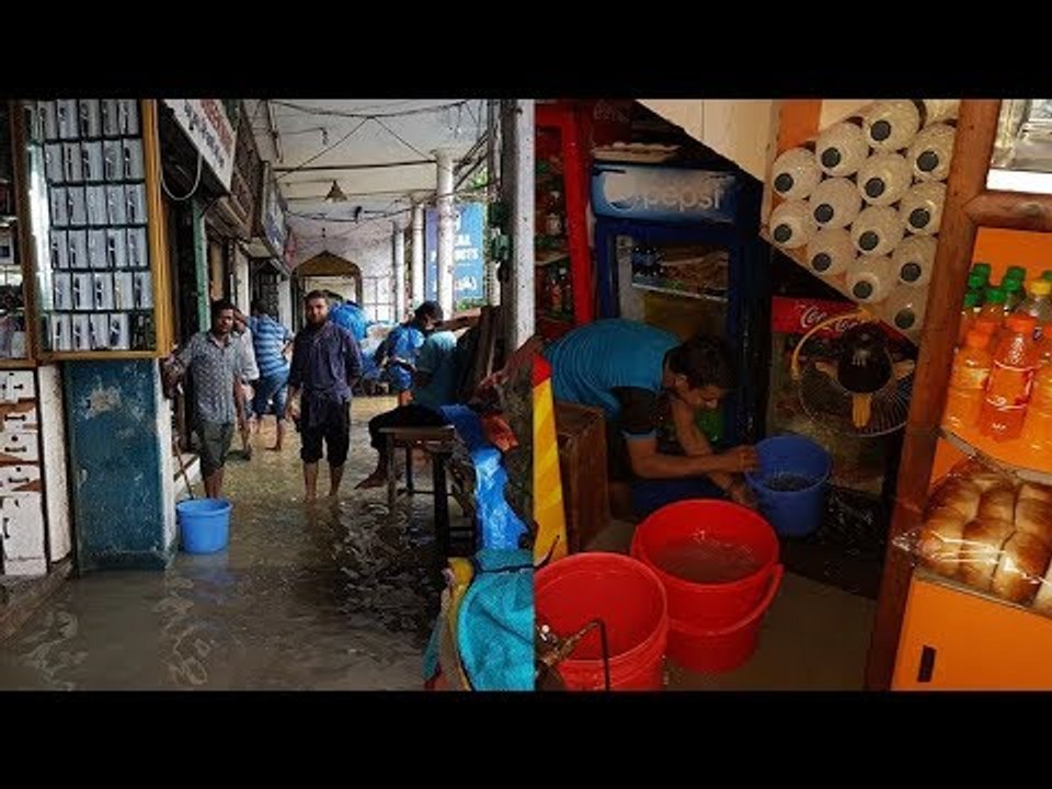 নিউমার্কেটের দোকানে বালতি ভর্তি ময়লা পানি | New Market shop into Bucket filled dirty water