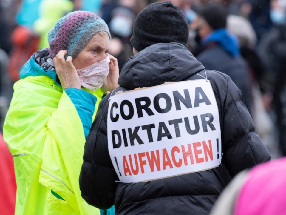 "wir schauen genau hin" - verfassungsschutz beobachtet "querdenker"