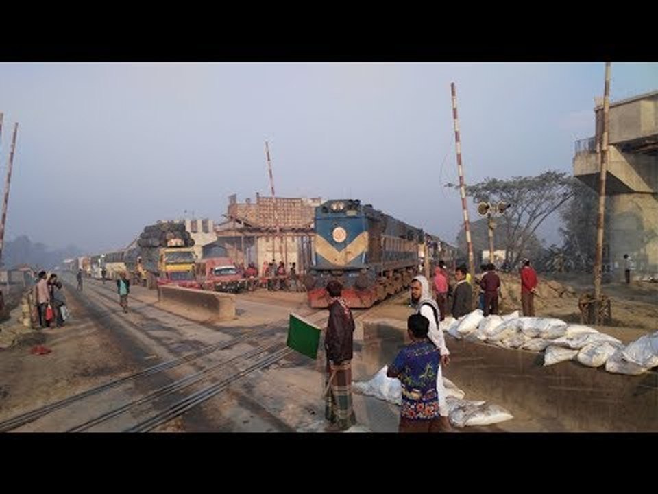 টাঙ্গাইলে ট্রাক ও ট্রেনের ধাক্কায় ৫৬ কিলোমিটার যানজট | 56 kilometer traffic Jam in Tangail