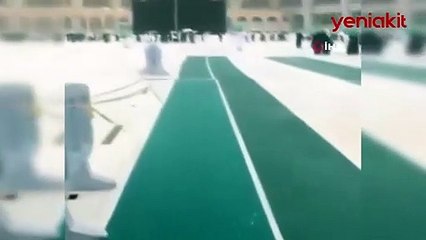 Mekke'de sağanak yağış tavafa engel olamadı