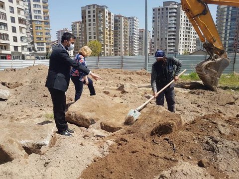 İnşaat kazısında lahit kapağı bulundu, çalışma durduruldu