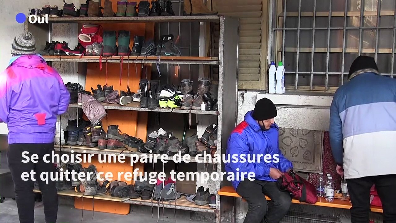 Des migrants traversent les Alpes à pied dans l...