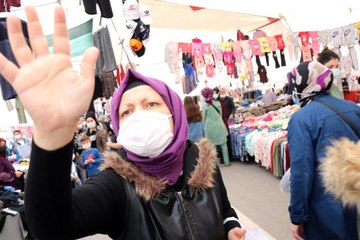 Maskesi çene altında pazarda gezdi: Gazetecilere hakaret etti