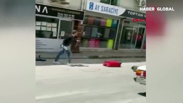 Kaldırım taşlı, sopalı ve bavullu kavga kamerada