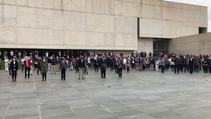 Minuto de silencio en la Universidad de Navarra durante el homenaje al periodista David Beriáin
