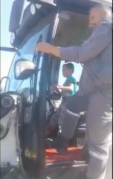 6 YAŞINDAKİ OĞLUNA İŞ MAKİNESİ KULLANDIRAN OPERATÖRE SORUŞTURMA