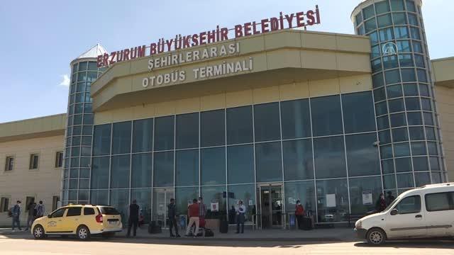 Tam kapanma öncesi şehirlerarası otobüs terminali ile havalimanında yoğunluk yaşanıyor