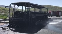 Seyir halindeki yolcu otobüsü yandı