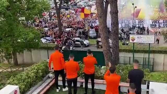 Roma taraftarı, takımlarını UEFA Avrupa Ligi yarı final maçına böyle uğurladı