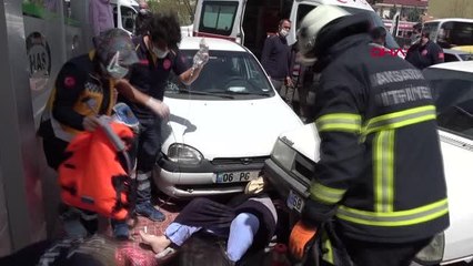 Son dakika haber! AKSARAY HASTANEDEN TABURCU OLDU; AMBULANSTAN İNİNCE KAZADA SAVRULAN OTOMOBİL ÇARPTI