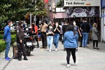 Virüsü unutup sokağa akın ettiler