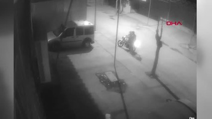 MANİSA KAFESİN KİLİDİNİ KIRIP, KÖPEĞİ ÇALDILAR; O ANLAR KAMERADA