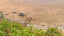 Rescatan en helicóptero a un toro varado en una playa de Asturias