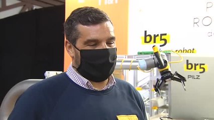El robot que hace paellas toca el corazón de los valencianos que defienden las manos de un cocinero