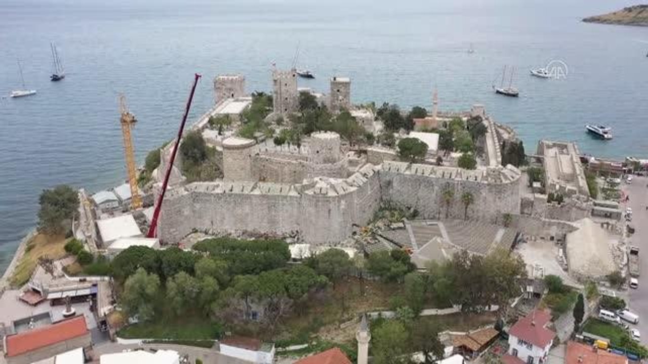 Drone - Bodrum Kalesi'nin restorasyon işlemleri sırasında kullanılan ikinci vinç de kaldırılıyor