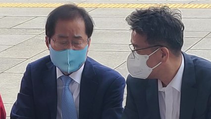 야당 시위 현장의 靑 정무수석...'새겨듣는' 자세? / YTN