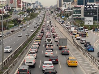 İSTANBUL'DA KISITLAMANIN BAŞLAMASINA RAĞMEN TRAFİK YOĞUNLUĞU -1