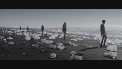 Saint Laurent imagina una mujer moderna y sin complejos para el invierno 2021