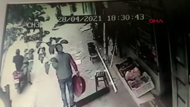 KOCAELİ YOLUN KARŞISINA GEÇMEK İSTEYEN KİŞİYE MOTOSİKLETLİ KURYE ÇARPTI 2 YARALI