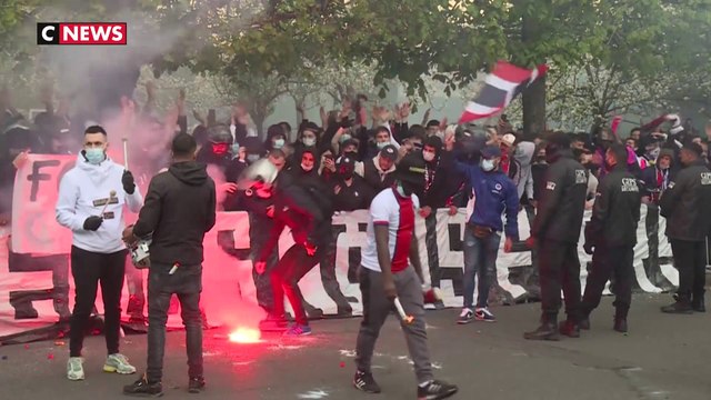 Les fans du PSG mettent l'ambiance à l'arrivée du bus des joueurs avant le match face à Manchester City