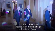 Trump'ın yüzüne Rus bayrağı fırlattılar